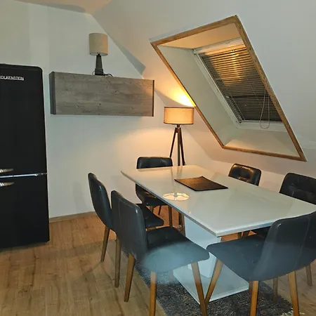 Apartment Ideal Fuer Monteure Mit 3 Schlafzimmer Fuer Bis Zu 6 Personen Mit Kueche, Waschmaschine, Bad, Wifi, Flat Tv Usw Delitzsch