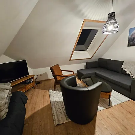 Ideal Fuer Monteure Mit 3 Schlafzimmer Fuer Bis Zu 6 Personen Mit Kueche, Waschmaschine, Bad, Wifi, Flat Tv Usw Apartment