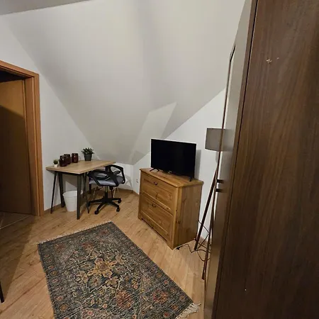 Apartment Ideal Fuer Monteure Mit 3 Schlafzimmer Fuer Bis Zu 6 Personen Mit Kueche, Waschmaschine, Bad, Wifi, Flat Tv Usw