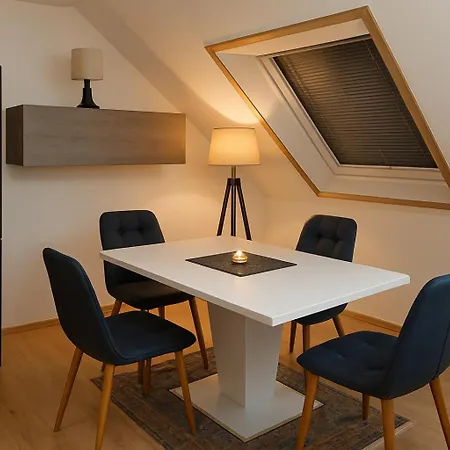 Apartment Ideal Fuer Monteure Mit 3 Schlafzimmer Fuer Bis Zu 6 Personen Mit Kueche, Waschmaschine, Bad, Wifi, Flat Tv Usw